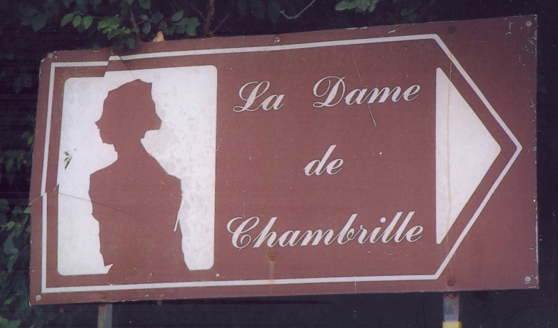 Photo 3 - Signalisation touristique : figure stylisée de la Dame de Chambrille 