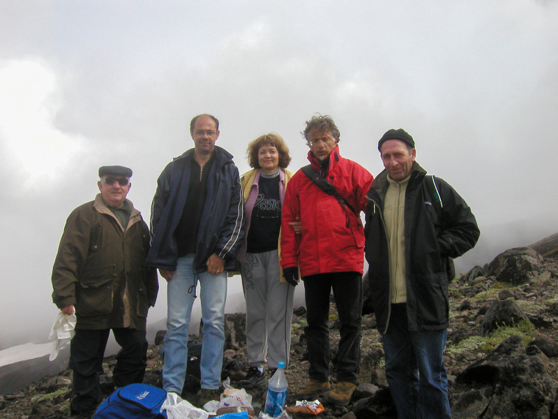 Claude Cabanne (à gauche) sur le terrain au Kamtchatka (Russie) avec, dans l'ordre, Patrick Pottier, Elena Tchistiakova, Paul Fattal et Louis Brigand 